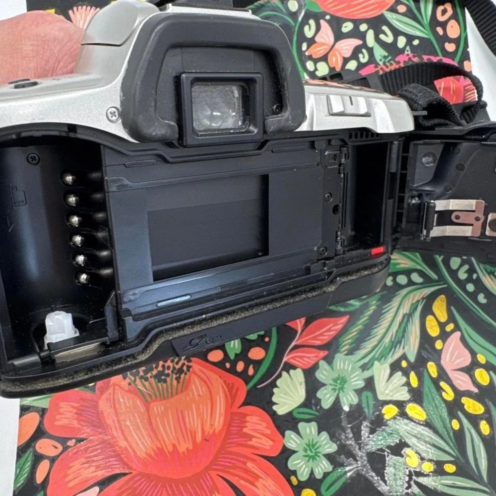 Minolta Maxxum QTsi 35mm Film SLR Camera – SLR Camera